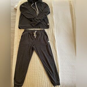 Vuori jogger set in charcoal